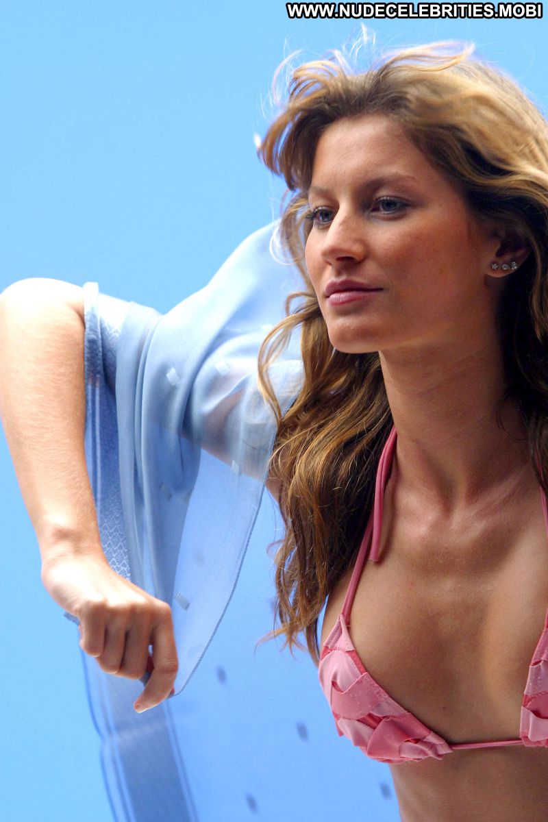 Gisele Bundchen Posing Hot Cute Nude Scene Celebrity Hot Bikini Babe