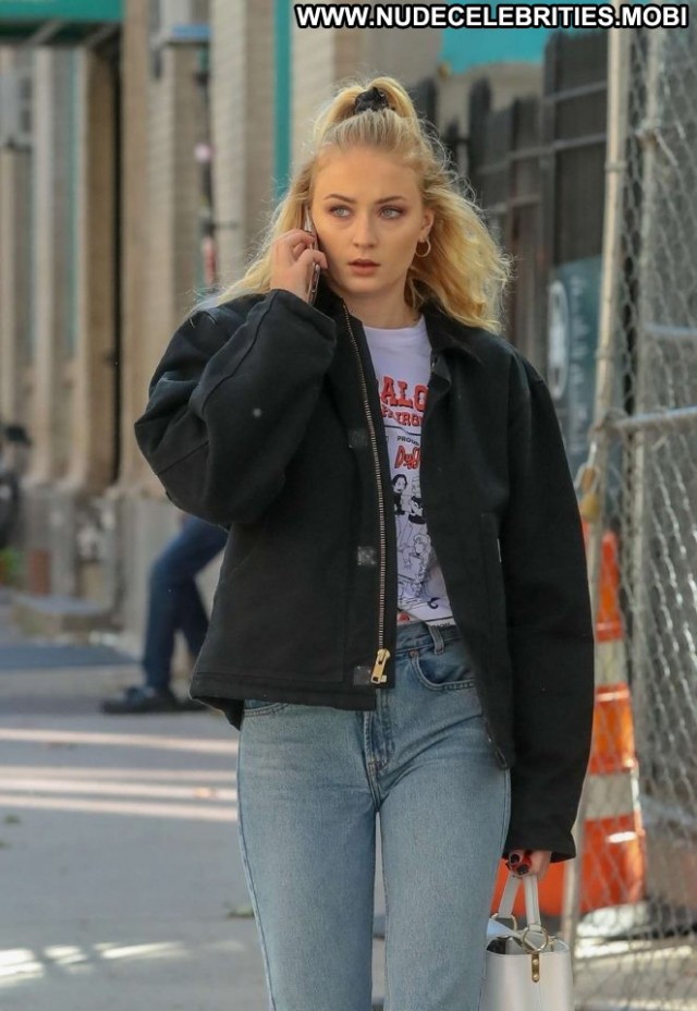 Sophie Turner New York Posing Hot Beautiful New York Celebrity Babe