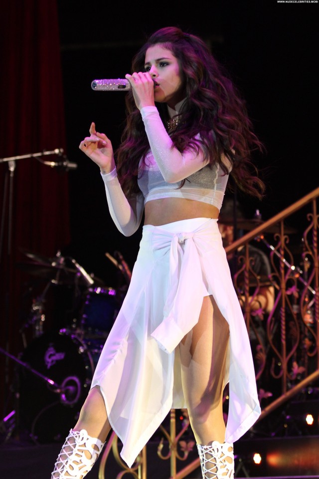 Selena Gomez Performance Celebrity High Resolution Beautiful Babe