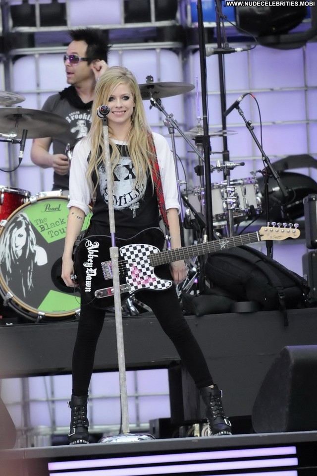 Avril Lavigne No Source Posing Hot Beautiful Celebrity High