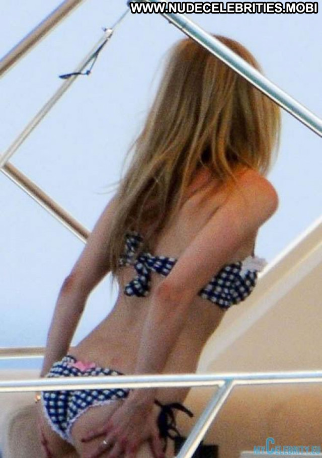 Avril Lavigne No Source  Babe Bikini Swimsuit Posing Hot Beautiful